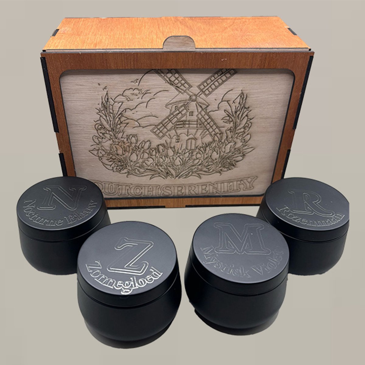 Dutch Serenity - Luxe Geurkaarsen Set - 4 Handgemaakte Kaarsen - Etherische Oliën - Houten Cadeau Doos - 8 Uur Brandtijd