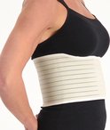 Beige ribbrace met horizontale paarse lijnen, gedragen door een vrouw.