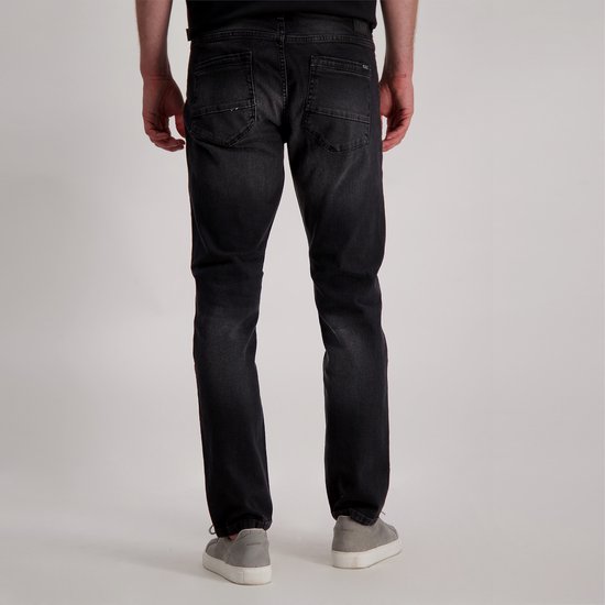 Achterkant van een donkergrijze jeans met rechte pijpen en lichte wassing.