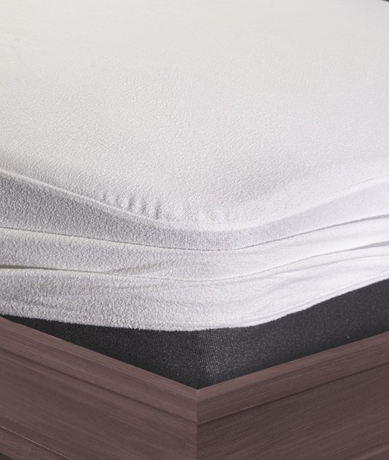 Close-up van een witte, zachte matrasbeschermer met elastiek, passend op een matras.