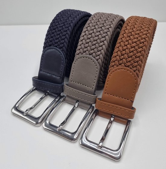 Drie gevlochten elastische riemen: marineblauw, grijs en bruin, met lederen lussen en zilverkleurige gespen.