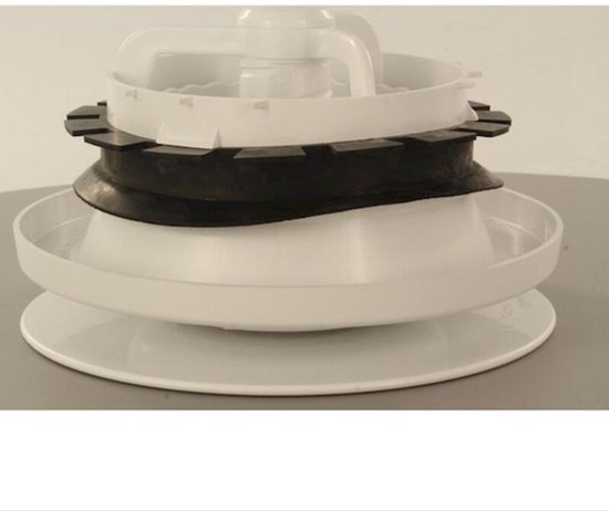 Een witte ventilatieklep met zwarte rubberen afdichting en een conische witte schotel.