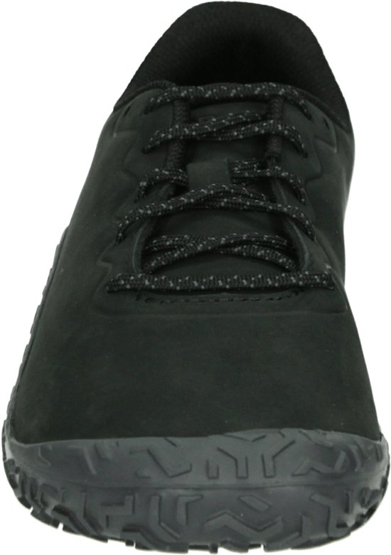 Vooraanzicht van een zwarte Merrell Vapor Glove 6 LTR schoen met veters en een hoekige zool.