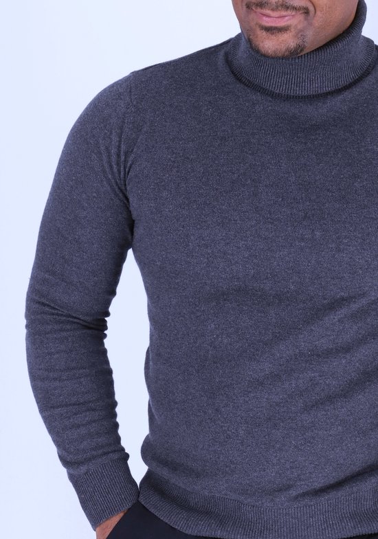 Man met donkergrijs coltrui en zwarte broek.