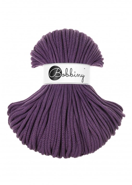 Bobbiny garen 5 mm in de kleur violet, verpakt in een rol met wit label.