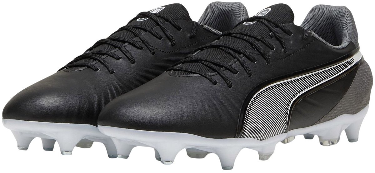 Zwarte Puma King Match MxSG voetbalschoenen met normale pasvorm en schroefnoppen voor grip op natte velden.