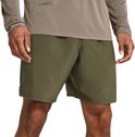 Man in legergroene shorts en grijze trui met halve rits