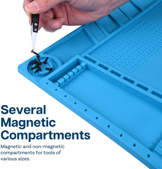 Blauwe mat met magnetische vakjes, waarin een hand met pincet schroeven plaatst.