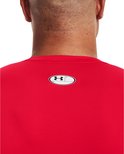Achterkant van rood sportshirt van Under Armour, met logo op de nek.