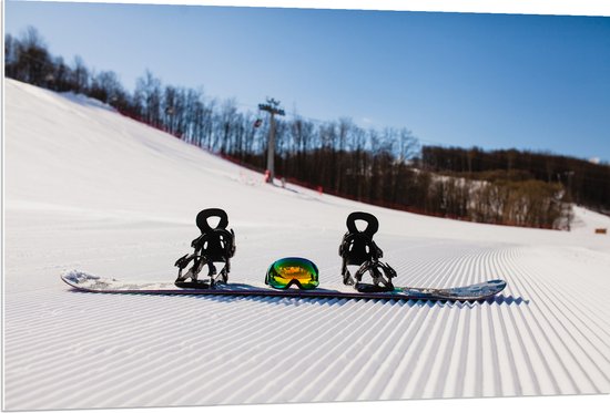 PVC Schuimplaat- Snowboard met Bril op Perfect Wintersport Landschap - 120x80 cm Foto op PVC Schuimplaat