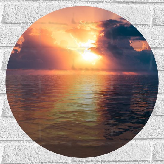 Muursticker Cirkel - Zon Verdwijnend achter de Wolken boven Kalme Zee - 50x50 cm Foto op Muursticker