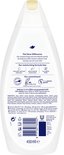 Achterkant Dove Nourishing Silk body wash fles, 450ml. Met ingrediënten en uitleg over het product.