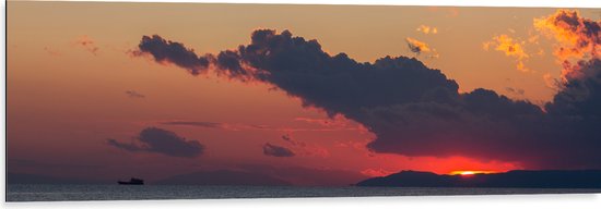 Dibond - Zonsondergang bij Donkere Regenwolken boven de Oceaan - 120x40 cm Foto op Aluminium (Met Ophangsysteem)