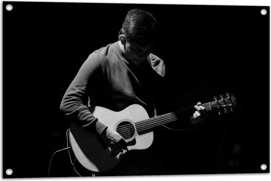 Tuinposter – Man Spelend op Houten Gitaar (Zwart- wit) - 90x60 cm Foto op Tuinposter (wanddecoratie voor buiten en binnen)