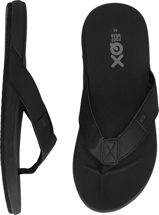 Zwarte XQ teenslippers met een textuur op het voetbed en een brede band over de wreef.