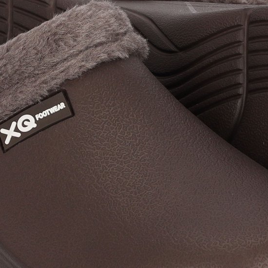 Bruine klomp met grijze imitatiebontrand en XQ FOOTWEAR logo.