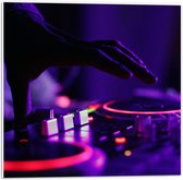 PVC Schuimplaat - Hand van DJ op DJ set met Neon Lichten - 50x50 cm Foto op PVC Schuimplaat (Met Ophangsysteem)