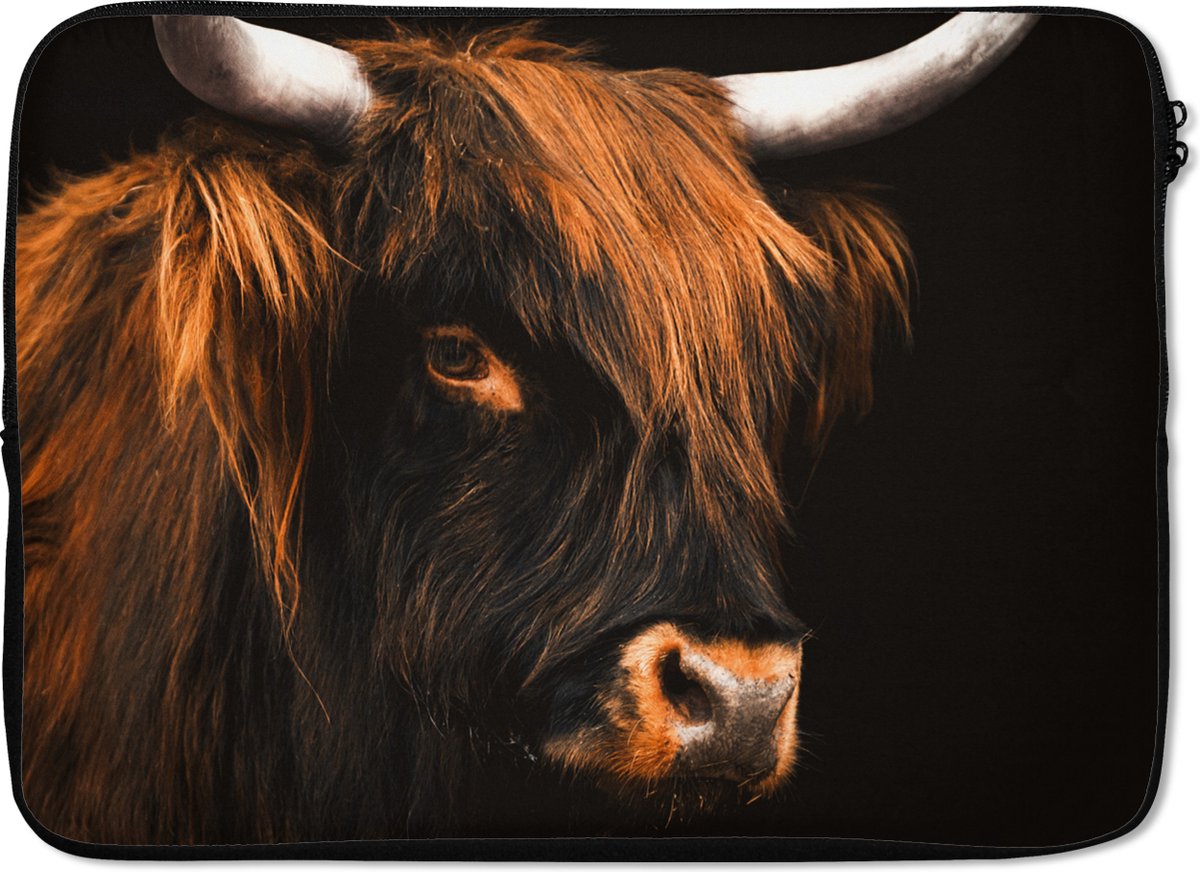 Laptophoes 14 inch - Schotse hooglander - Zwart - Koe - Hoorn - Dieren - Laptop sleeve - Binnenmaat 33x23 cm - Zwarte achterkant