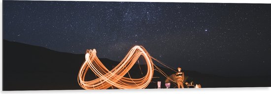 Dibond - Lichtstrepen bij Groepje Kampeerders onder de Sterrenhemel - 120x40 cm Foto op Aluminium (Met Ophangsysteem)