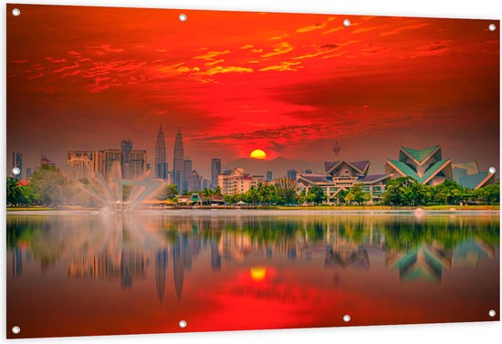 Tuinposter – Skyline van De Stad Kuala Lumpur in Indonesië tijdens Zonsondergang - 150x100 cm Foto op Tuinposter (wanddecoratie voor buiten en binnen)