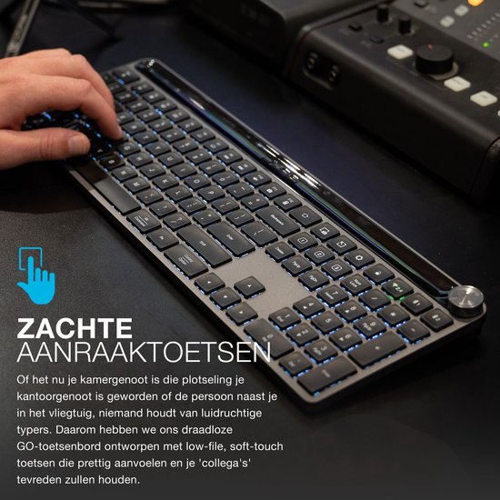 Hand op een verlicht JLab toetsenbord met zachte toetsaanslagen.
