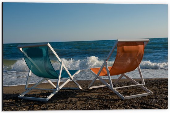 Dibond - Blauw en Oranje Kuipstoeltje op het Strand aan de Kust - 60x40 cm Foto op Aluminium (Wanddecoratie van metaal)