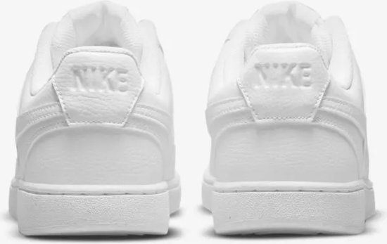 Achterkant van twee witte Nike Court Vision sneakers met 'NIKE' opdruk op de hiel.