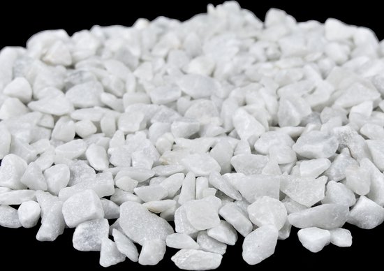 Witte sierstenen van 9-13 mm, een hoopje kleine stenen op een zwarte achtergrond.