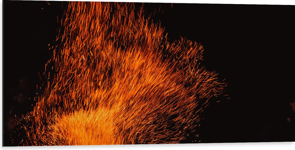 Dibond - Oranje Spetters van Vuurkorf - 100x50 cm Foto op Aluminium (Wanddecoratie van met