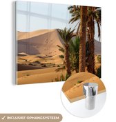 MuchoWow® Glasschilderij 80x60 cm - Schilderij acrylglas - Marokkaanse palmbomen en duinen in Merzouga bij Erg Chebbi - Foto op glas - Schilderijen