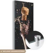 MuchoWow® Peinture sur verre 80x160 cm - Peinture sur verre - Un bouchon sortant d'une bouteille de champagne - Photo sur verre acrylique - Peintures