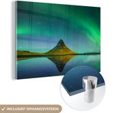 MuchoWow® Glasschilderij 30x20 cm - Schilderij acrylglas - Noorderlicht - Berg - Water - IJsland - Natuur - Foto op glas - Schilderijen