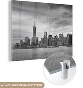 MuchoWow® Glasschilderij 120x90 cm - Schilderij acrylglas - Manhattan New York in zwart-wit - Foto op glas - Schilderijen