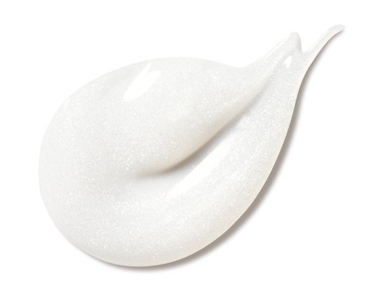 Een veeg witte, glinsterende crème met fijne glitters, geïsoleerd op wit.