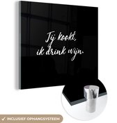 MuchoWow® Glasschilderij 20x20 cm - Schilderij acrylglas - Spreuken - Jij kookt, ik drink wijn - Quotes - Wijn - Koken - Foto op glas - Schilderijen