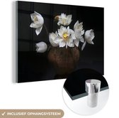 MuchoWow® Glasschilderij 120x80 cm - Schilderij acrylglas - Witte lotussen in een vaas - Foto op glas - Schilderijen