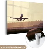 MuchoWow® Glasschilderij 150x100 cm - Schilderij acrylglas - Een vliegtuig dat net aan het opstijgen is - Foto op glas - Schilderijen