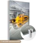 MuchoWow® Glasschilderij 80x120 cm - Schilderij acrylglas - Amsterdam - Trein - Regen - Nederland - Foto op glas - Schilderijen