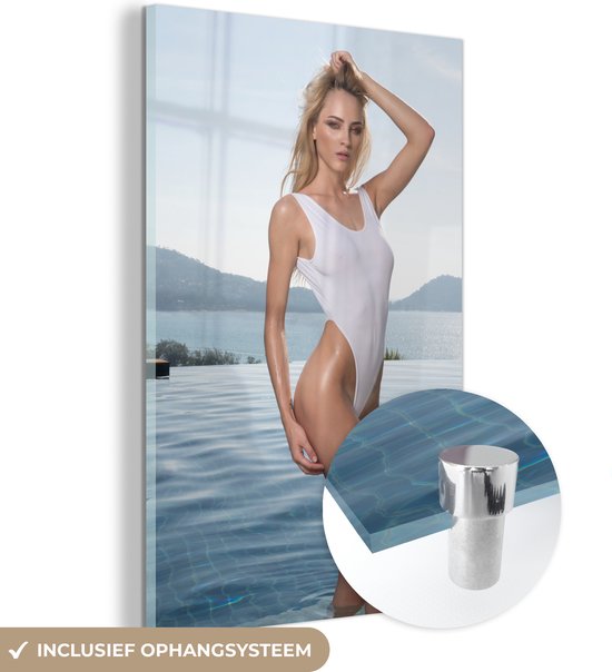 MuchoWow® Glasschilderij 100x150 cm - Schilderij acrylglas - Een vrouw in een wit zwempak - Foto op glas - Schilderijen