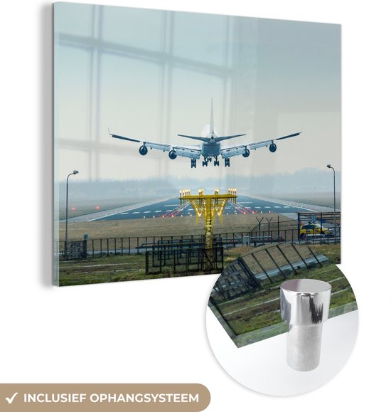 MuchoWow® Glasschilderij 120x90 cm - Schilderij glas - Landend vliegtuig op Schiphol - Foto op acrylglas - Schilderijen