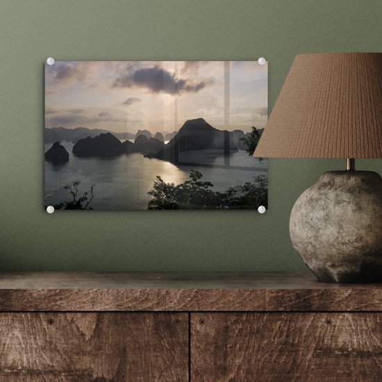 Coucher de soleil derrière les rochers de la baie d'Halong au Vietnam Plexiglas 30x20 cm - petit - Tirage photo sur Glas (décoration murale en plexiglas)