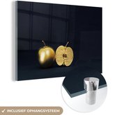 MuchoWow® Glasschilderij 90x60 cm - Schilderij acrylglas - Stilleven van een gouden appel op een zwarte achtergrond - Foto op glas - Schilderijen