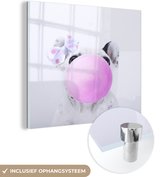 MuchoWow® Glasschilderij 20x20 cm - Schilderij acrylglas - Een hond blaast een bel van kauwgom - Foto op glas - Schilderijen