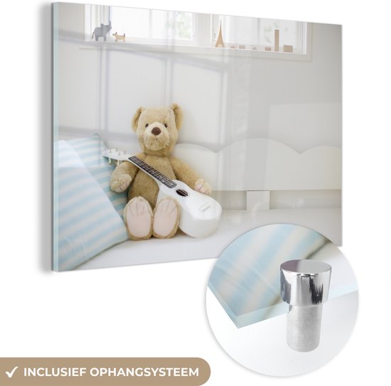 MuchoWow® Glasschilderij 120x80 cm - Schilderij acrylglas - Een beertje op bed in de kinderkamer - Foto op glas - Schilderijen
