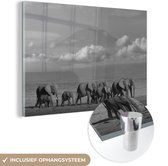MuchoWow® Glasschilderij 60x40 cm - Schilderij acrylglas - Afrikaanse olifanten op de savanne - zwart wit - Foto op glas - Schilderijen