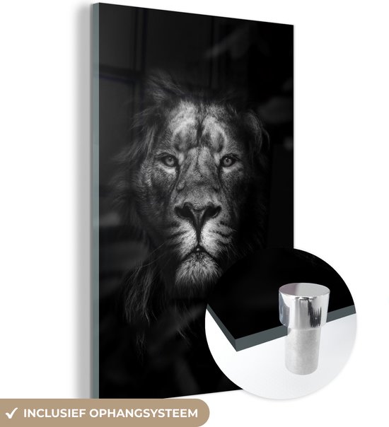 MuchoWow® Glasschilderij 80x120 cm - Schilderij acrylglas - Portret van een leeuw in de jungle - zwart wit - Foto op glas - Schilderijen