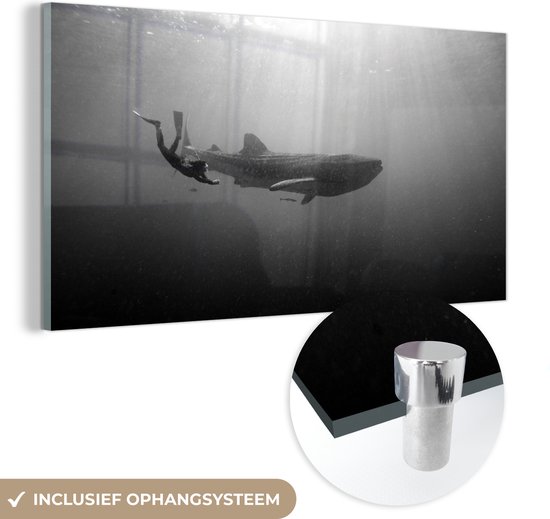MuchoWow® Glasschilderij 80x40 cm - Schilderij acrylglas - Vrouw zwemt met walvishaai - zwart wit - Foto op glas - Schilderijen