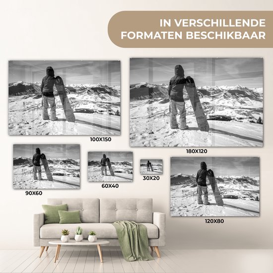 ® Glasschilderij 120x80 cm - Schilderij acrylglas - Een meisje met snowboard staat te kijken naar besneeuwde bergen - Foto op glas - Muurdecoratie woonkamer - Wanddecoratie slaapkamer - Schilderijen