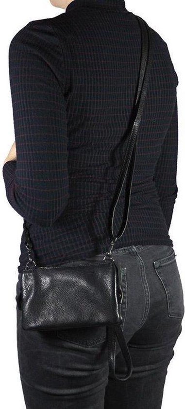 Vrouw met zwarte crossbody tas met polsband