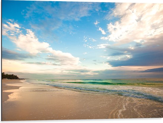 Dibond - Kalme Oceaan aanstromend op het Strand onder Wolkenveld - 80x60 cm Foto op Aluminium (Met Ophangsysteem)